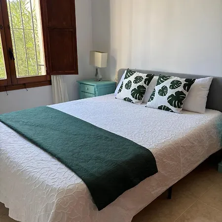 Con Jardin, Piscina Y Parking *