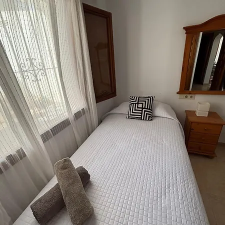 Con Jardin, Piscina Y Parking アパート *